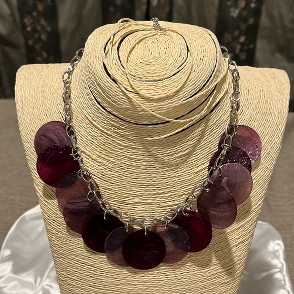 Jewelry - 3/$10 vintage necklace purple shell like charm